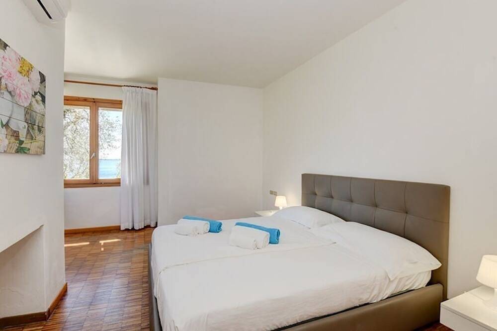 Casa Raffaella: Waterfront private villa, private Pool, near town and lake in Moniga del Garda, Gardasee-Berge