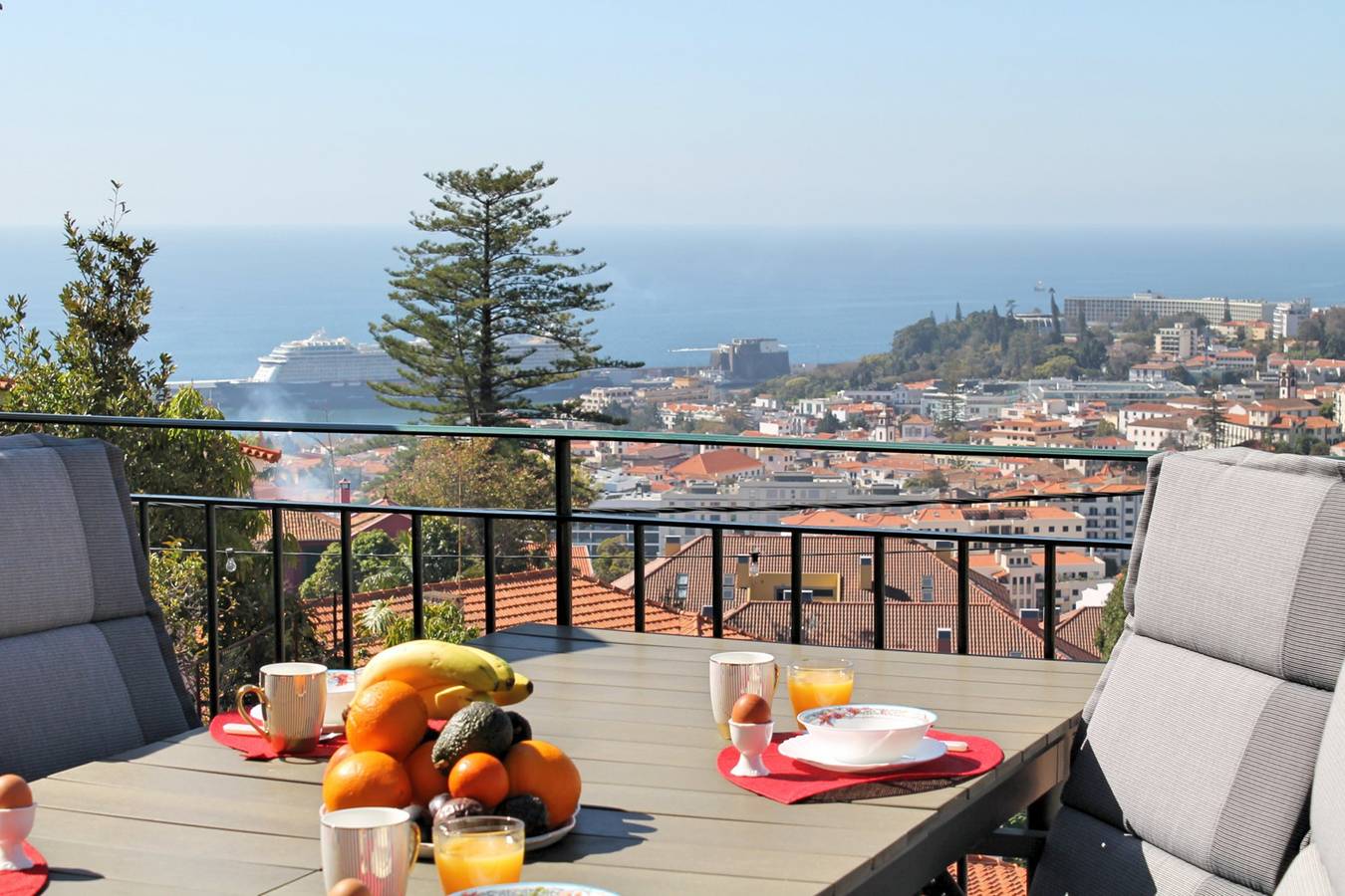 Magnificent Funchal Villa | Villa Luzia | 5 Bedrooms | Sea & City Views | Pool Table in Funchal (Santa Luzia), Madeira