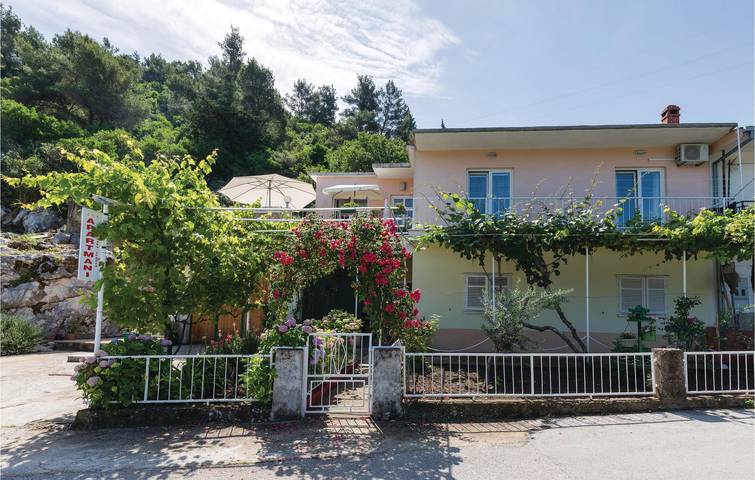 Entire holiday apartment, Modern 2-Bedroom Apartment with Terrace Near Ploče's Coastline & Lake in Dubrovnik-Neretva