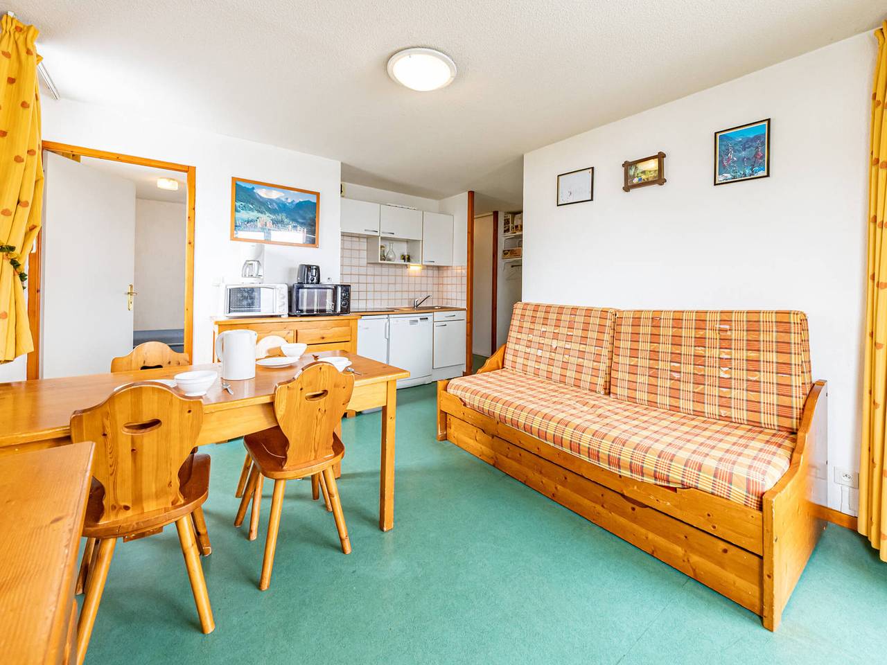 Entire apartment, Spacious 2-Br Apartment for 7 with Balcony, Near Slopes and Shops in Saint-François-Longchamp, Le Grand Domaine
