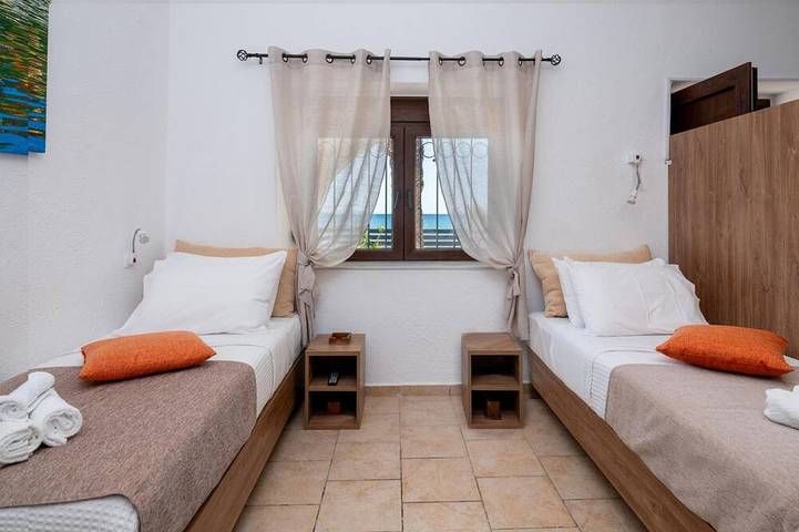 Gîte pour 4 personnes, avec jardin dans Keratokambos - 2