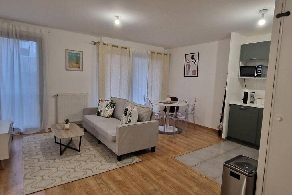 Appartement entier, Three-Bedroom Apartment in Colombes, Hauts-de-Seine