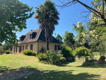 Gîte pour 6 personnes, avec terrasse et vue à Cours-de-Pile