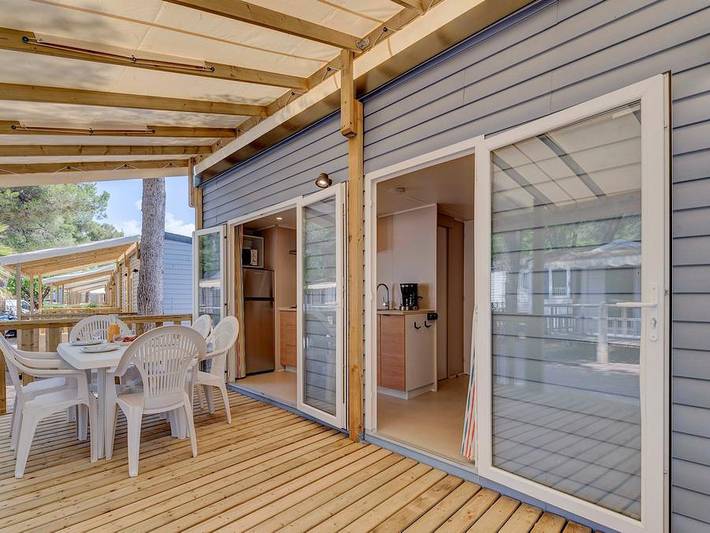 Camping Domaine des Tours - Mobilheim 4 personen - Comfort | 2 Schlafz. | 4 Pers. | Erhöhte Terrasse | Klimaanlage in Saint-Amans-des-Cots, Parc naturel régional de l'Aubrac