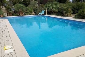 Gîte pour 2 personnes, avec piscine et jardin ainsi que jacuzzi et terrasse à Boutenac