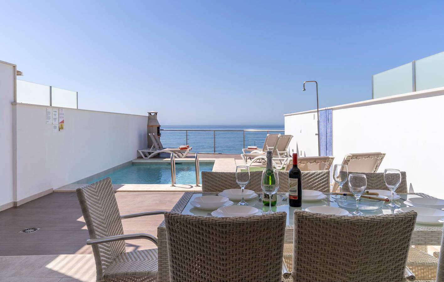 Apartment mit Meerblick, Pool, Wifi, Parkplatz und Terrasse in Torrox Costa, Torrox