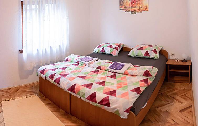 Ganze Ferienwohnung, Gemütliche 100 m² große Wohnung mit WLAN, Terrasse, Küche und Parkplatz in Gračac, Zadar