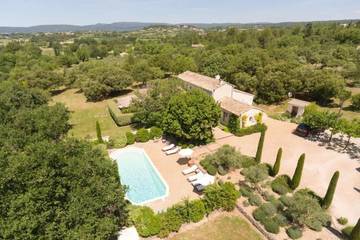 Gîte pour 8 personnes, avec jardin et piscine à Beaumettes