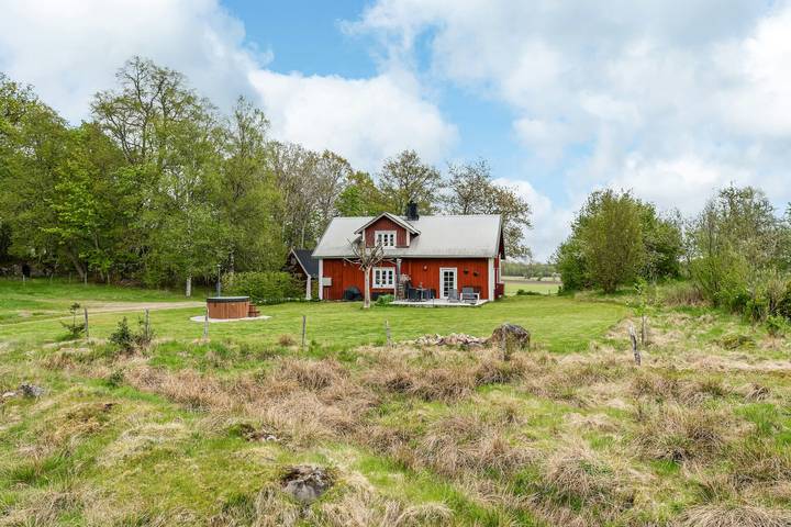 Svensk bondgård vid skog och sjö i Småland in Kronobergs