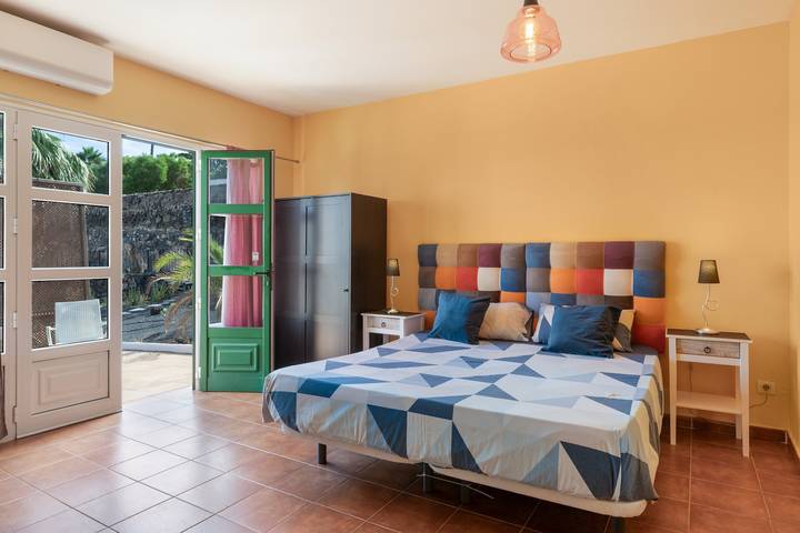 Entire apartment, Junior Suite with Garden View for Mountain Holidays, Wi-Fi and Air Conditioning in Yaiza, Timanfaya National Park