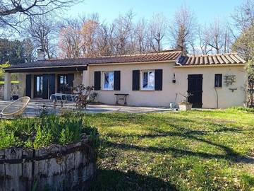 Location de vacances pour 6 personnes, avec vue et jardin à Pierrevert