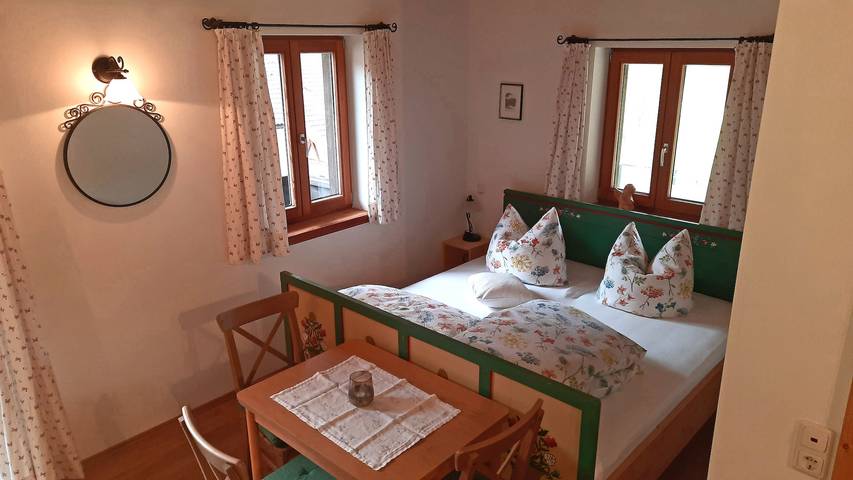 Bauernhof Auerhof Ferienwohnung - Ferienwohnung Juchhee 35 qm im Bauernhaus mit Schlafzimmer, Galerie-Schlafzimmer und Balkon in Kampenwand, Aschau im Chiemgau