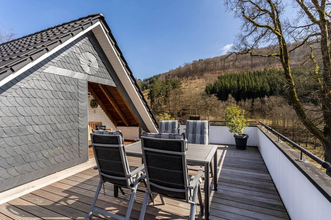 Ganze Wohnung, Ferienwohnung 'Krähling' mit Bergblick, Gemeinschaftsterrasse und Wi-Fi in Schmallenberg, Hochsauerlandkreis