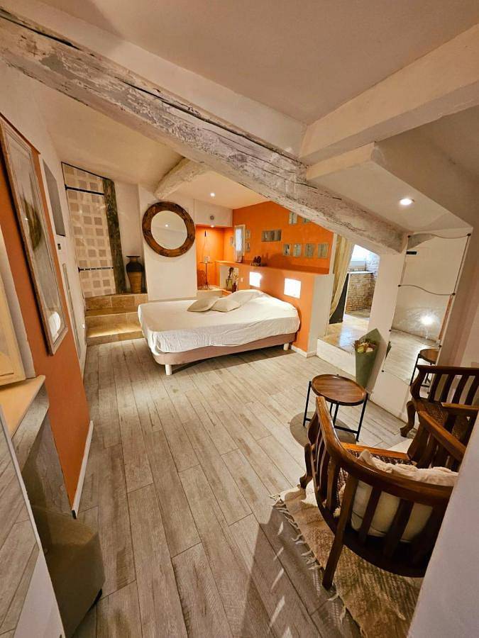 Chambre d’hôte pour 2 personnes, avec piscine ainsi que jardin et vue