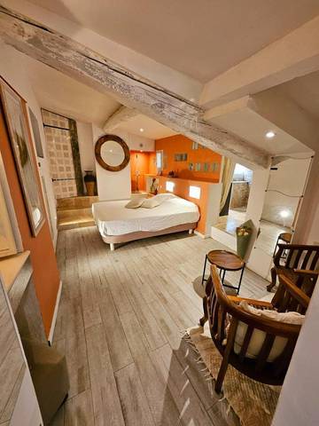 Chambre d’hôte pour 2 personnes, avec vue ainsi que piscine et jardin à Cotignac