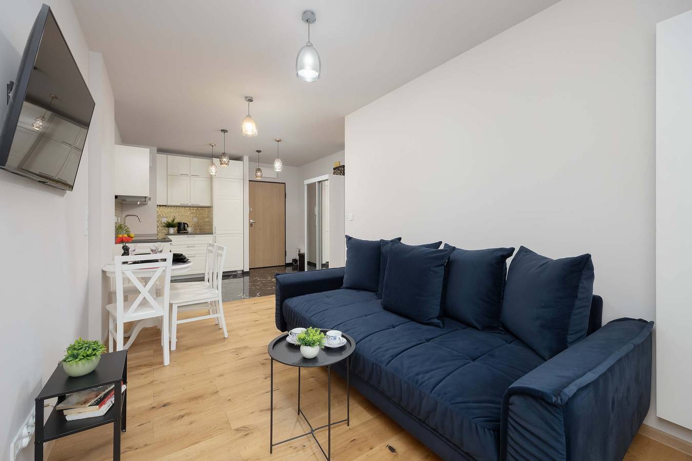 Entire apartment, Leśniczówka 13A Warsaw | Atmospheric Apartment | Smart Tv | Bathtub in Wawer, Warsaw