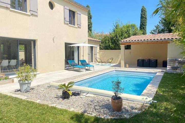 Location de vacances pour 8 personnes, avec terrasse et jardin à Mas-Blanc-des-Alpilles