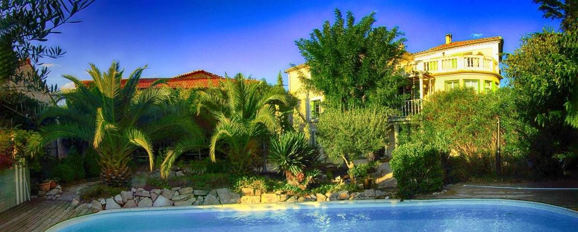 Chambre d’hôte pour 4 personnes, avec Terrasse et Jardin ainsi que Piscine et Vue