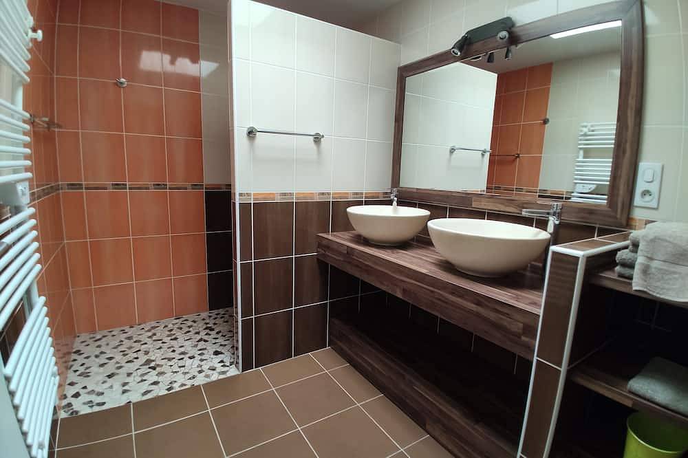 Nice cottage with swimming pool, 5 min from the beach, called \"Stibiden\". in Le Tour-du-Parc, Côte des Mégalithes