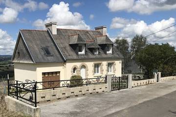 Gîte pour 12 personnes, avec jardin et balcon à Gouézec