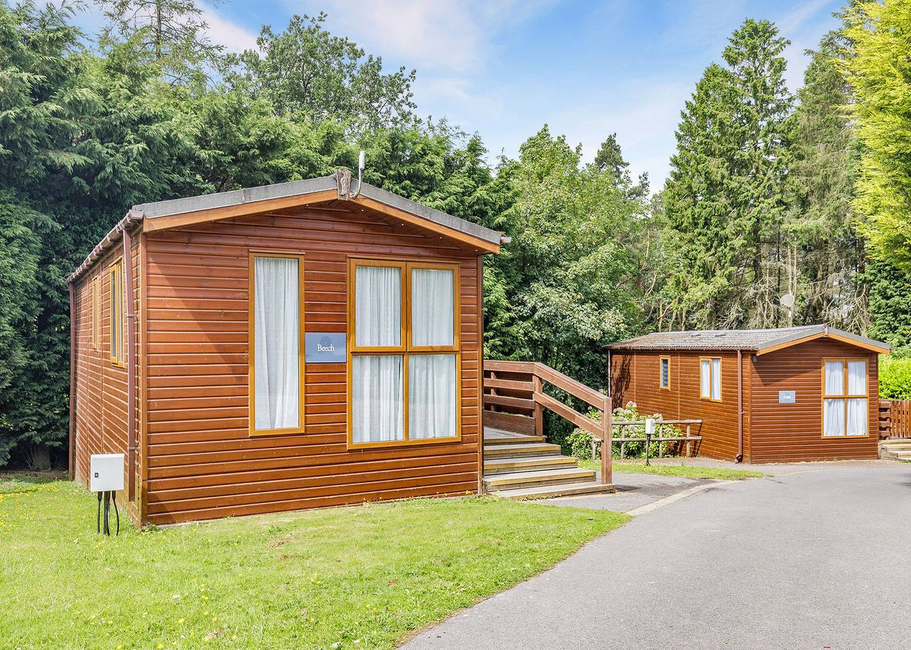Buxton Lodge with hot tub in Staffordshire