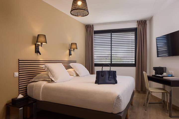 Appart’hôtel pour 4 personnes, avec Terrasse ainsi que Jardin et Piscine à Ferney-Voltaire