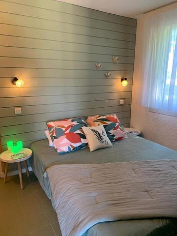 Gîte pour 4 personnes, avec jardin et bassin pour enfant ainsi que vue et piscine à Bielle (Pyrénées-Atlantiques)