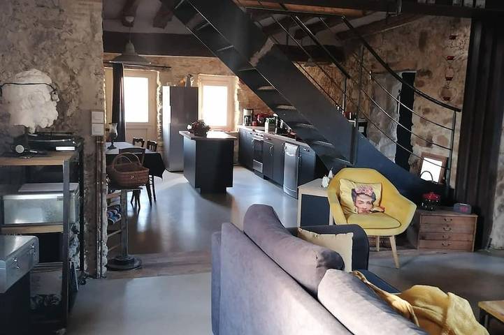 Location de vacances pour 8 personnes, animaux acceptés à Soulaire-et-Bourg