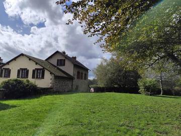 Gîte pour 7 personnes, avec terrasse ainsi que vue et jardin à Ladignac-le-Long