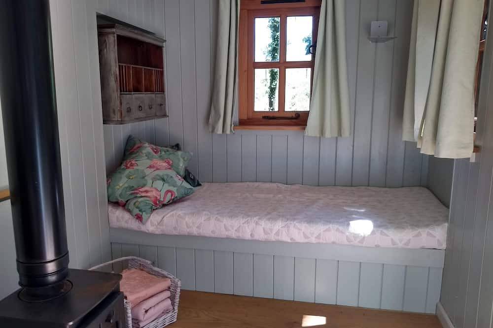 Romantic riverfront shepherds' hut with outdoor kitchen w/firepit in Busserolles, Parc naturel régional Périgord-Limousin