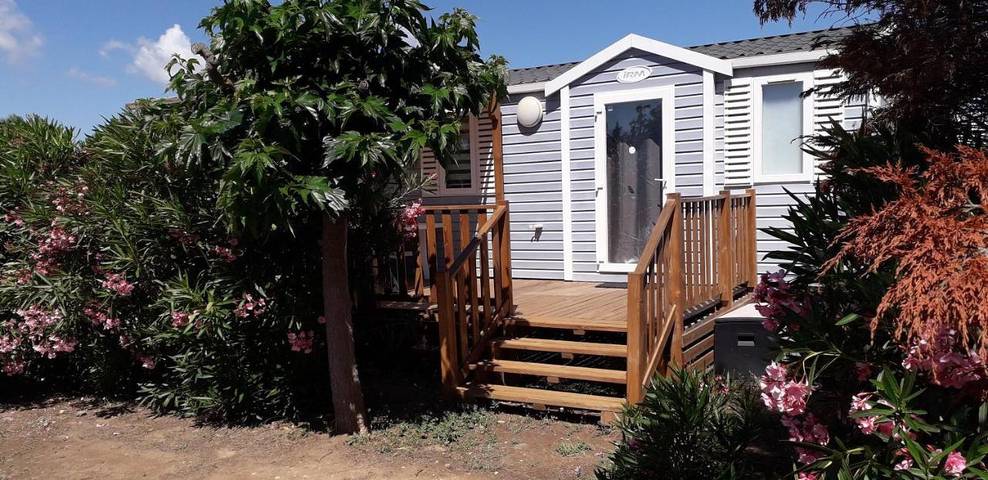 Camping pour 5 personnes, avec terrasse ainsi que vue et piscine
