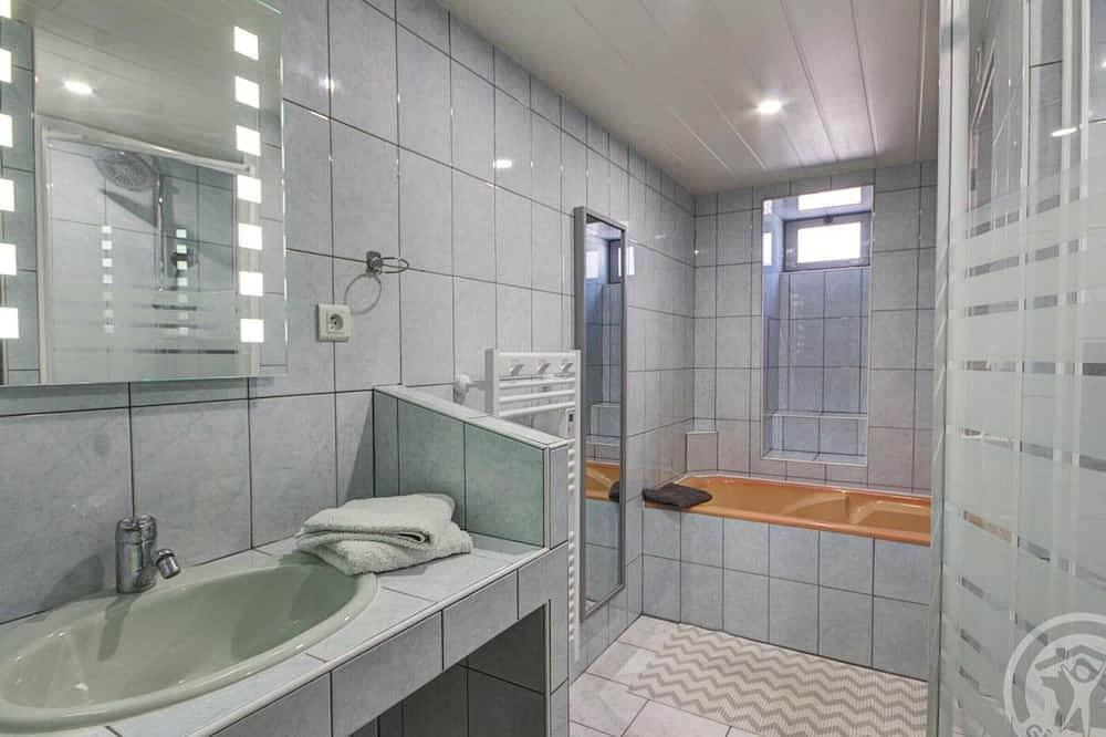 Gîte confortable avec jardin et terrasse privée in Champoly, Région de Roanne