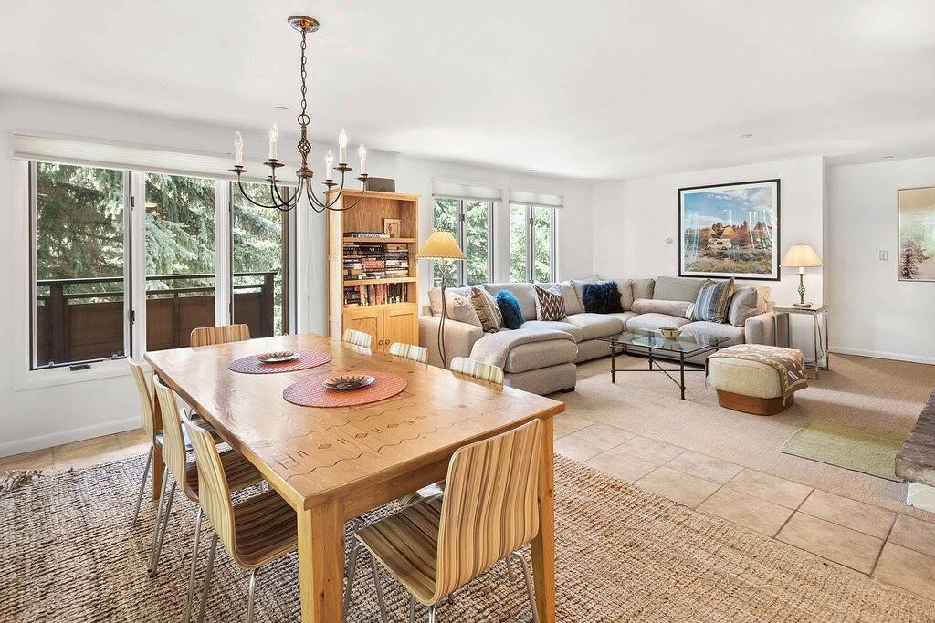 Ganze Wohnung, Große Terrasse, Blick auf die Berge, 3 Blocks zu Aspen Mtn & Town, alles zu Fuß. Hölzerner brennender Kamin in Aspen, Aspen Snowmass