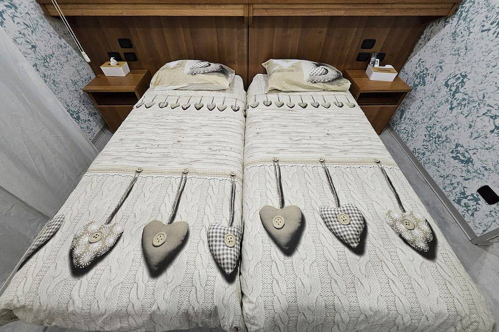 Room Nichy in Casal Morena, Rome