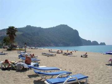 Location de vacances pour 16 personnes, avec terrasse ainsi que jardin et piscine à Alanya