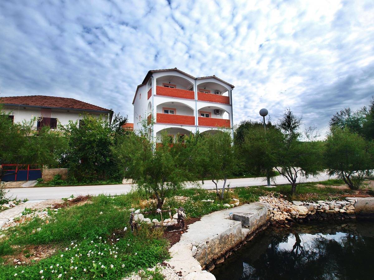 Ganze Wohnung, Apartment Bajan A3 mit einem Schlafzimmer in der Nähe des Meeres in Zaboric, Šibenik-Knin