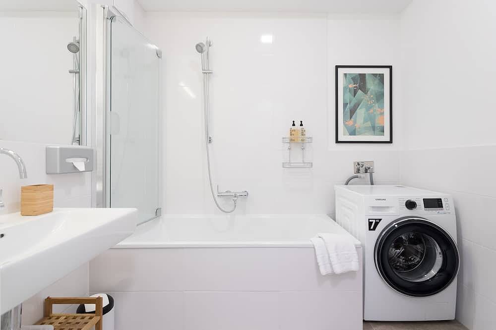 Ganze Wohnung, Duplex-Apartment mit Blick auf die Karlskirche in der Nähe der Staatsoper und der U-Bahn-Linie 10of10 in Wien Innenstadt, Wien