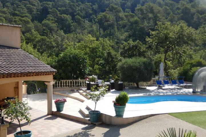 Location de vacances pour 6 personnes, avec Terrasse ainsi que Jardin et Piscine à Rocbaron