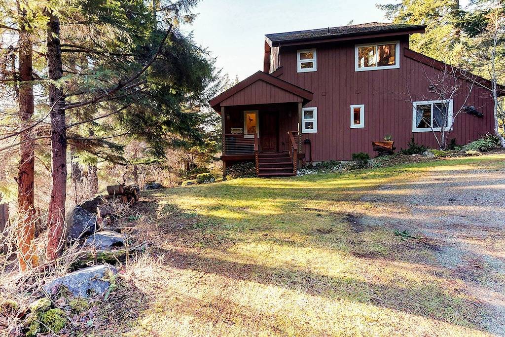 Schöne, abgelegene Haus mit Blick auf die Bucht - beobachten Sie den Sonnenuntergang von Ihrem Deck in Orcas Island