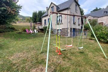 Gîte pour 6 personnes, avec terrasse ainsi que vue sur le lac et jardin, animaux acceptés à Cheylade
