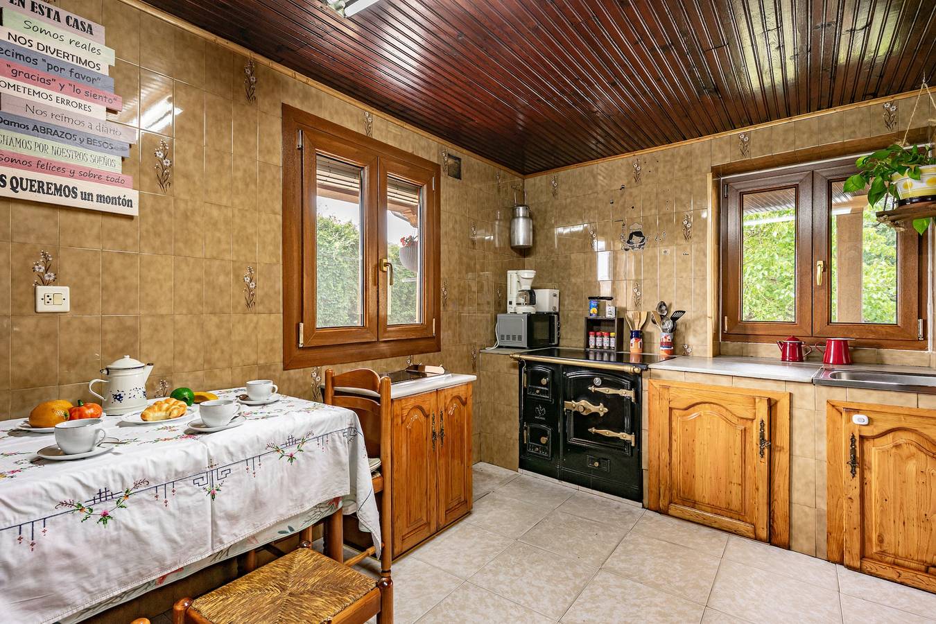 Vakantiehuis met uitzicht op de bergen, verwarmd zwembad en speeltuin, foto 7