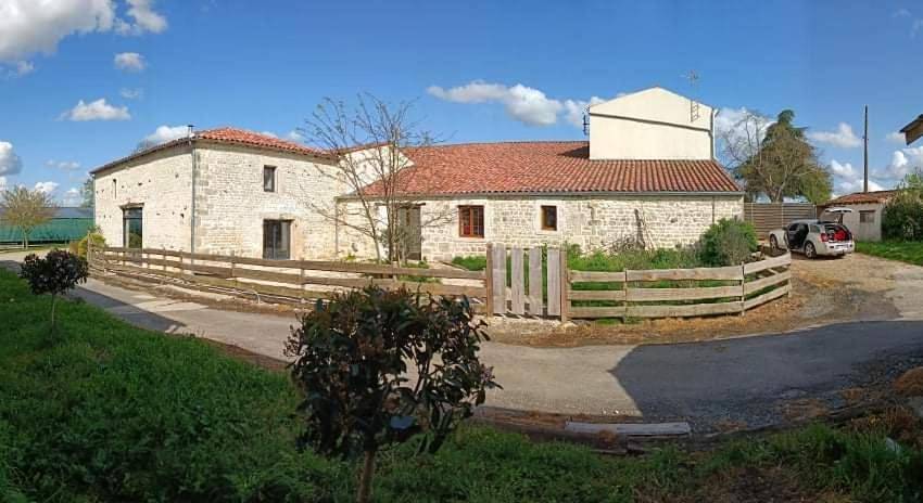 Location de vacances pour 2 personnes, avec Terrasse et Jardin ainsi que Piscine et Vue à Loiré-sur-Nie