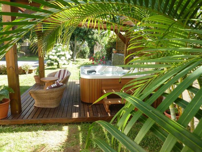 Appartement de vacances pour 5 personnes, avec jardin ainsi que piscine et jacuzzi