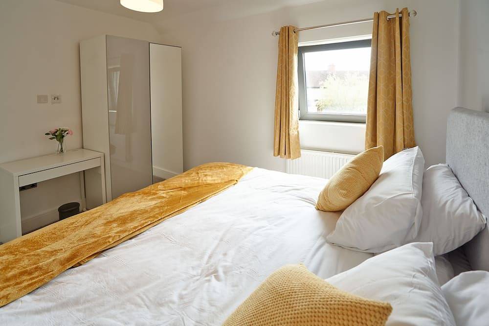Newly Refurbished 4 Double Bed House with Parking in Slough, Berkshire