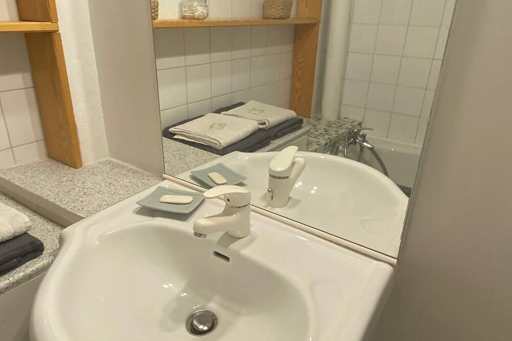 Entire apartment, Studio with balcony overlooking courtyard in Aix-en-Provence, Aix-en-Provence region