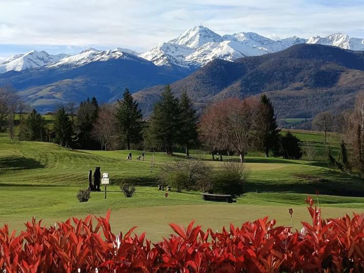 Gîte pour 4 personnes, avec Terrasse et Vue dans Golf Country Club de Bigorre