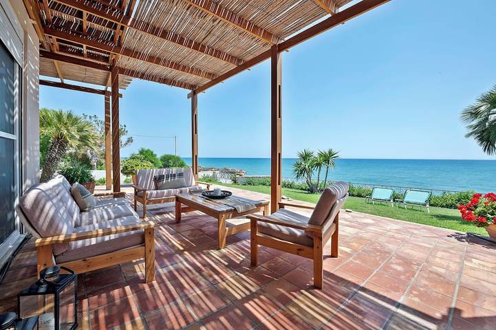 Location de vacances pour 4 personnes, avec terrasse et jardin dans Keratokambos