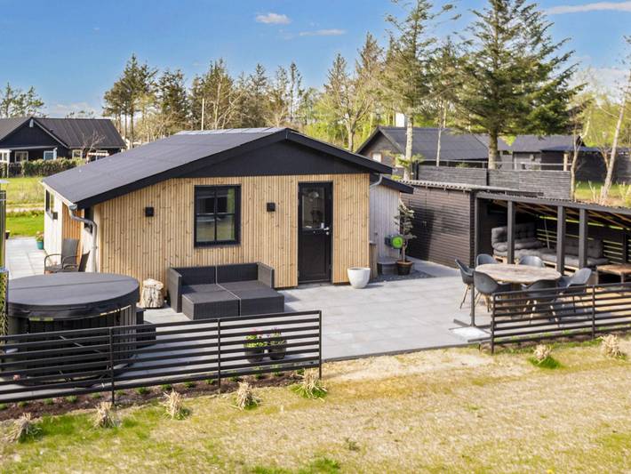 Ferieudlejning for 6 personer, med Terrasse og Have i Trend