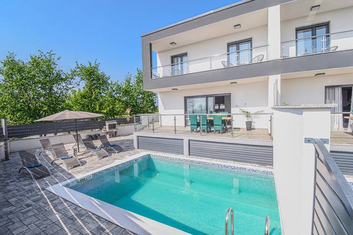 Ferienhaus für 6 Personen, mit Pool und Balkon