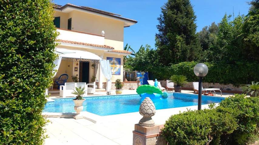 Ferienhaus für 6 Personen, mit Balkon und Terrasse sowie Garten und Pool